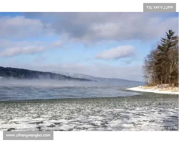 湖畔冬季的静谧与美丽 雪覆盖的倒影与冰封的魅力景色